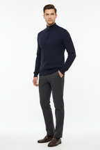 Stand Collar Zipper Sweater - modell trekvartsvinkel